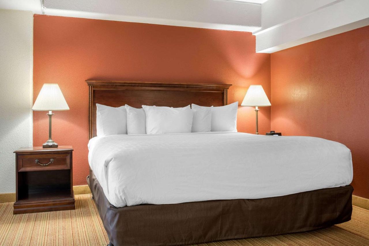 Clarion Hotel Indianapolis Exterior photo